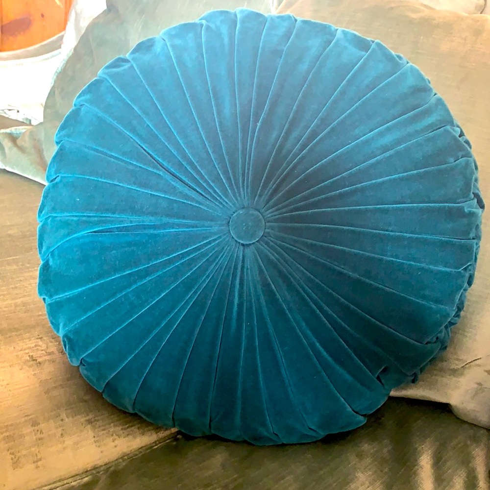 Round accent pillow